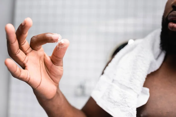 对非裔美国人使用治疗来促进胡须生长的偏颇观点 — 图库照片