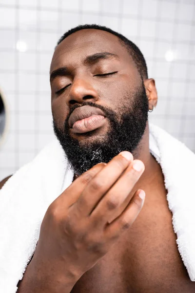 Retrato Del Hombre Afroamericano Usando Cura Para Fortalecer Crecimiento Barba — Foto de Stock