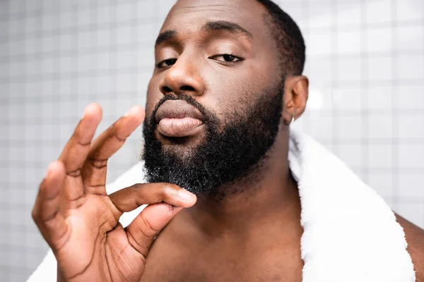 Retrato Del Hombre Afroamericano Usando Cura Para Fortalecer Crecimiento Barba — Foto de Stock