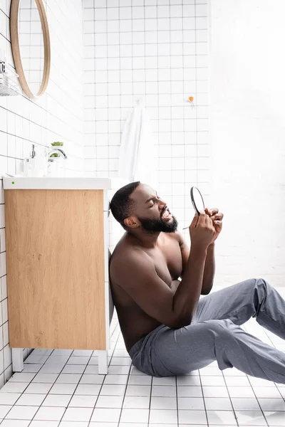 Side View Afro American Man Sitting Bathroom Floor Looking Gum — Stock Photo, Image