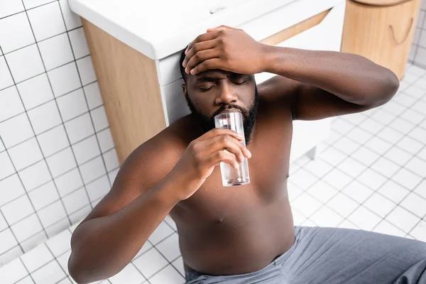 Afro American Man Suffering Hangover Drinking Water — Stock Photo, Image