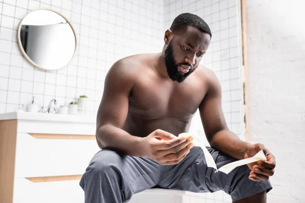 Zmatený Afro Americký Muž Zkouší Voskové Proužky — Stock fotografie