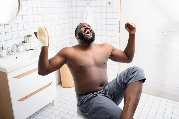 Afroamerikanischer Mann Reißt Wachsstreifen Und Schreit Vor Schmerz — Stockfoto