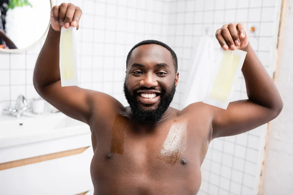 Hombre Afroamericano Sonriente Sosteniendo Tiras Cera Las Manos —  Fotos de Stock