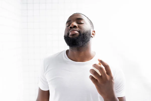 Portrait Afro American Man White Shirt Using Perfume — Stock Photo, Image