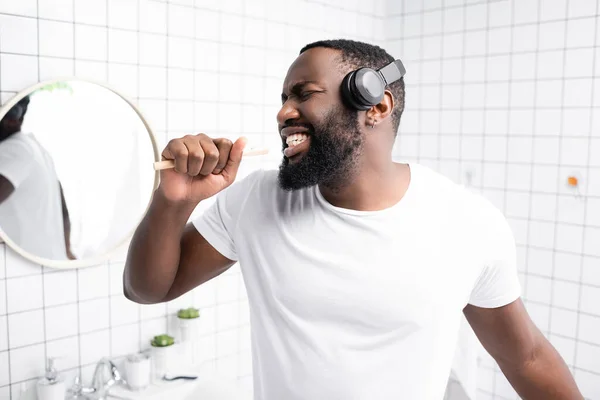 Hombre Afroamericano Con Auriculares Cantando Cepillo Dientes —  Fotos de Stock