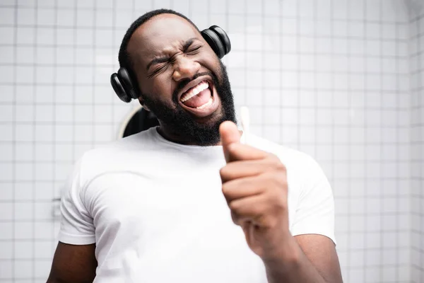 Uomo Afro Americano Con Cuffie Che Cantano Spazzolino Denti — Foto Stock