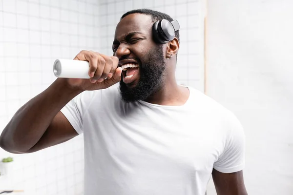 Afro Americano Com Fones Ouvido Cantando Escova Dentes — Fotografia de Stock