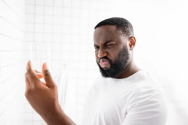 Afro Americano Homem Sorridente Mau Gosto Água Segurando Vidro Mão — Fotografia de Stock