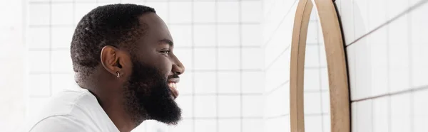 Plano Panorámico Del Hombre Afroamericano Sonriendo Mirándose Espejo — Foto de Stock