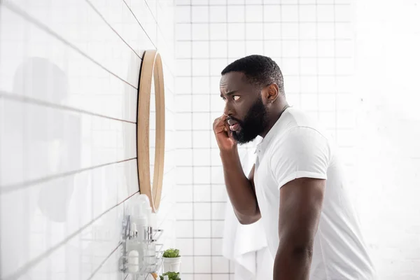 Visão Lateral Homem Afro Americano Puxando Pálpebra Inferior Com Dedos — Fotografia de Stock