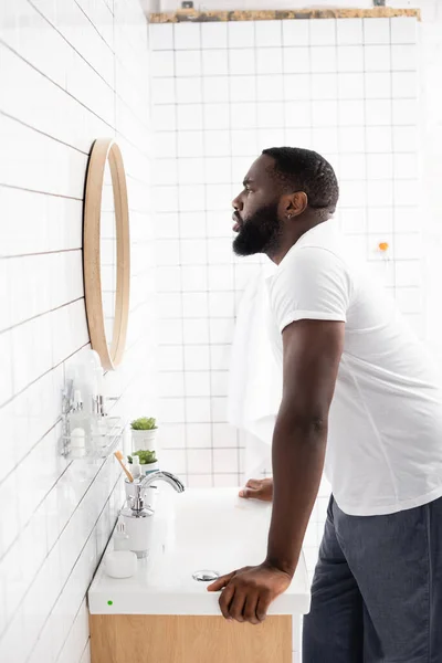 Vista Lateral Homem Afro Americano Olhando Espelho — Fotografia de Stock