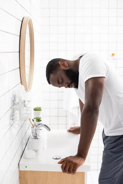 Müder Afroamerikanischer Mann Mit Geschlossenen Augen Lehnt Sich Waschbecken — Stockfoto