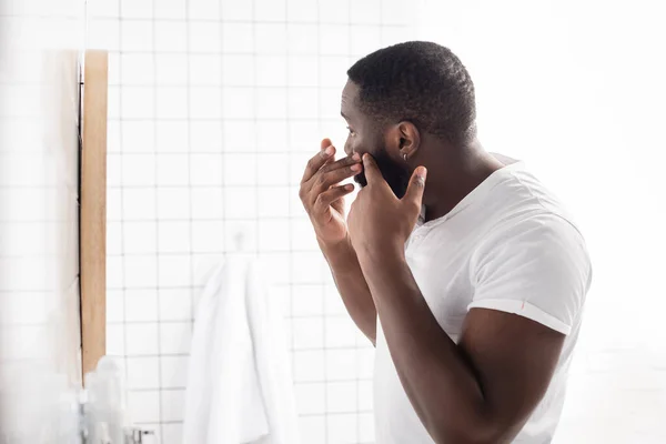 Afro Americano Homem Tentando Espremer Espinha Banheiro — Fotografia de Stock