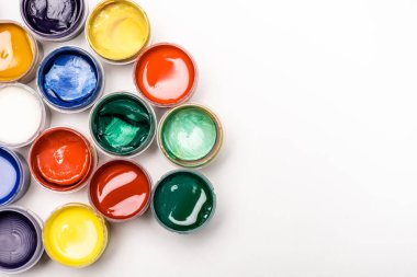 Beyaz arkaplanda renkli Gouache resimlerinin üst görünümü