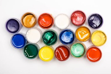 Beyaz arkaplanda renkli Gouache resimlerinin üst görünümü