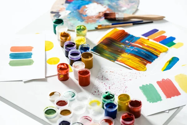 Pinturas Gouache Pinceles Pinceladas Coloridas Abstractas Sobre Papel Sobre Fondo — Foto de Stock