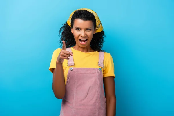 African American Woman Open Mouth Pointing Finger Blue — Stock Photo, Image