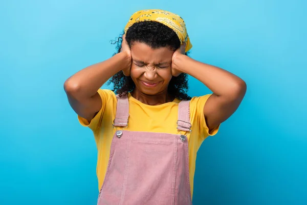 Mulher Afro Americana Que Sofre Dor Enquanto Tem Enxaqueca Azul — Fotografia de Stock