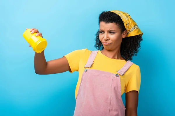 Mulher Afro Americana Descontente Segurando Caneca Reutilizável Vazio Azul — Fotografia de Stock