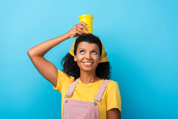 Mujer Afroamericana Feliz Sosteniendo Taza Reutilizable Por Encima Cabeza Azul — Foto de Stock