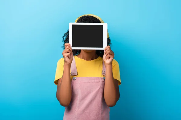 Kręcone Afroamerykanka Kobieta Zakrywa Twarz Trzymając Cyfrowy Tablet Pustym Ekranem — Zdjęcie stockowe