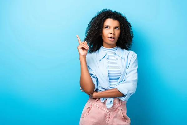 Thoughtful African American Woman Pointing Finger Blue — Stock Photo, Image