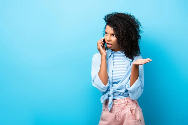 Mujer Afroamericana Hablando Smartphone Haciendo Gestos Azul — Foto de Stock