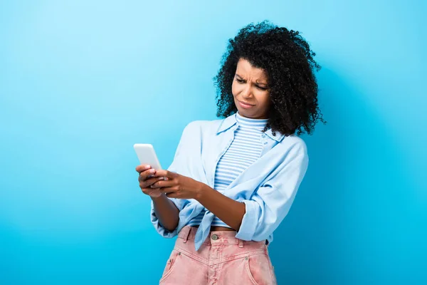 Displeased African American Woman Texting Smartphone Blue — Stock Photo, Image