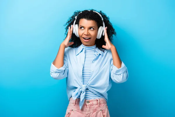 Podekscytowany Afryki Amerykanka Kobieta Słuchanie Muzyki Słuchawki Niebiesko — Zdjęcie stockowe
