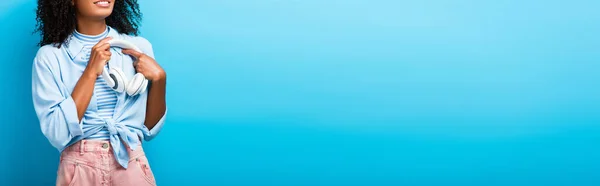 Részleges Kilátás Boldog Afro Amerikai Kezében Fejhallgató Kék Banner — Stock Fotó