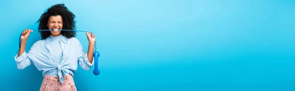 파란색으로 전화기에 케이블을 현수막 — 스톡 사진