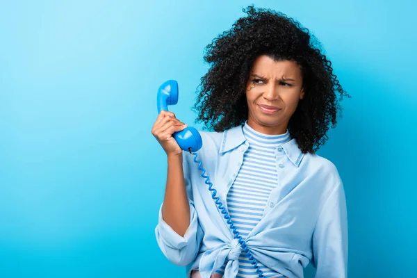 Femme Afro Américaine Insatisfaite Tenant Téléphone Rétro Sur Bleu — Photo