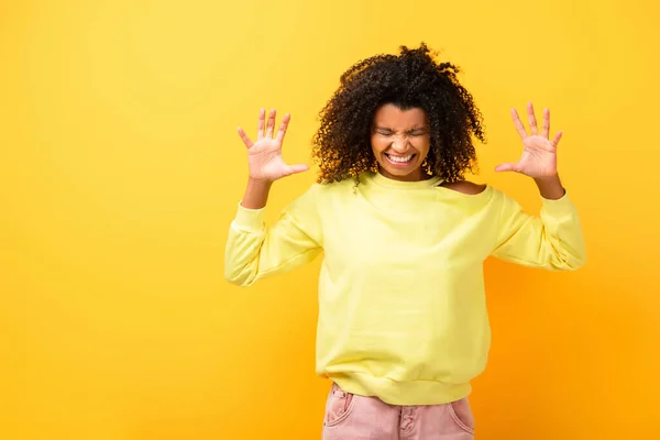 Mulher Americana Africana Irritada Camisola Amarelo — Fotografia de Stock