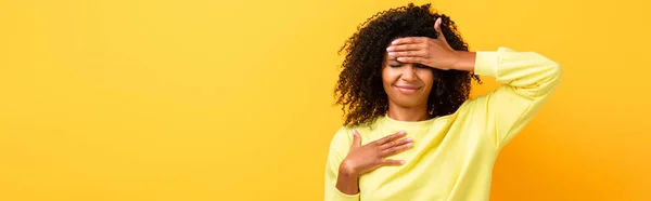 Mujer Afroamericana Disgustada Tocando Frente Amarillo Bandera — Foto de Stock