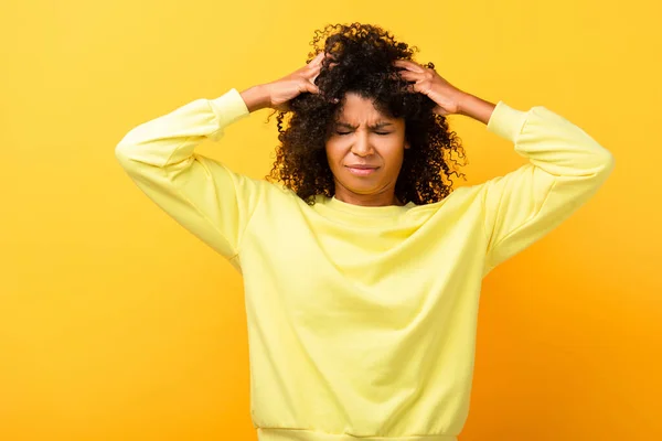 Mulher Afro Americana Com Olhos Fechados Fixando Cabelos Encaracolados Amarelo — Fotografia de Stock