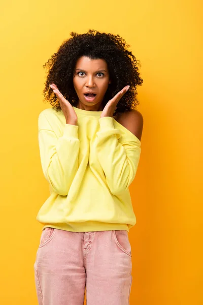 Mujer Afroamericana Asombrada Con Boca Abierta Mirando Cámara Amarillo Pancarta — Foto de Stock