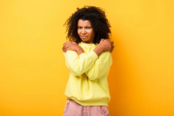 Displeased African American Woman Embracing Herself Yellow — Stock Photo, Image