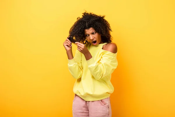 Shocked African American Woman Looking Tangled Hair Yellow — Stock Photo, Image