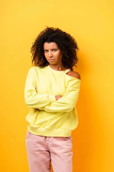Ofendido Afroamericano Mujer Pie Con Los Brazos Cruzados Amarillo — Foto de Stock