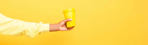 Vista Cortada Mulher Americana Africana Segurando Copo Reutilizável Amarelo — Fotografia de Stock