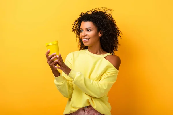 Mulher Americana Africana Alegre Segurando Copo Eco Reutilizável Amarelo — Fotografia de Stock