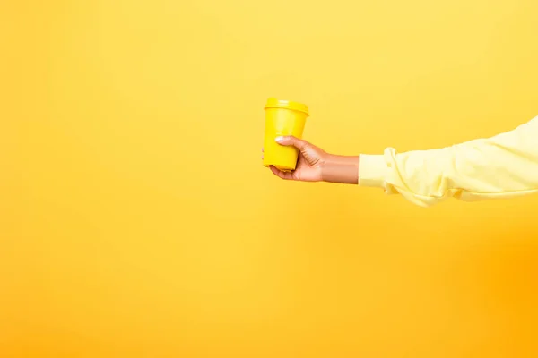 黄色の再利用可能なカップを持っているアフリカ系アメリカ人女性の部分的な見解 — ストック写真