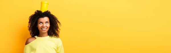 Mujer Afroamericana Feliz Con Taza Reutilizable Cabeza Amarillo Bandera — Foto de Stock