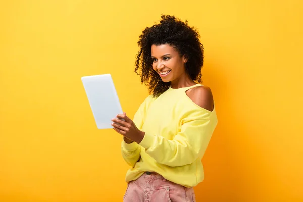 Mujer Afroamericana Feliz Sosteniendo Tableta Digital Amarillo — Foto de Stock