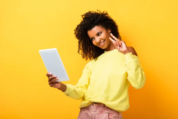 Alegre Afroamericana Mujer Sosteniendo Tableta Digital Mostrando Signo Paz Amarillo — Foto de Stock