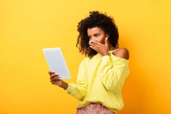 Mujer Afroamericana Conmocionada Sosteniendo Tableta Digital Amarillo — Foto de Stock