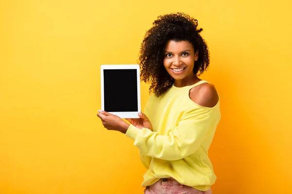 Щаслива Афроамериканська Жінка Тримає Цифровий Планшет Порожнім Екраном Жовтому — стокове фото