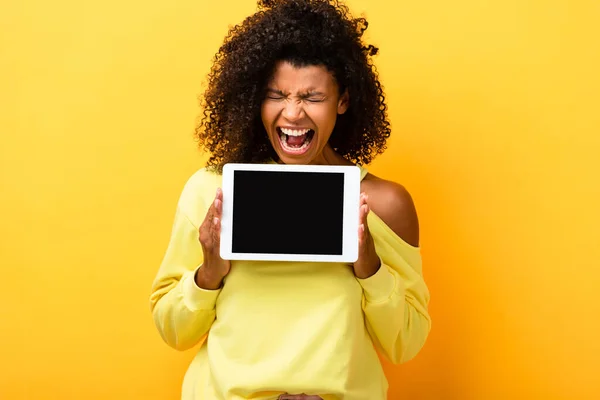 Афроамериканська Жінка Тримає Цифровий Планшет Порожнім Екраном Кричить Жовтому — стокове фото