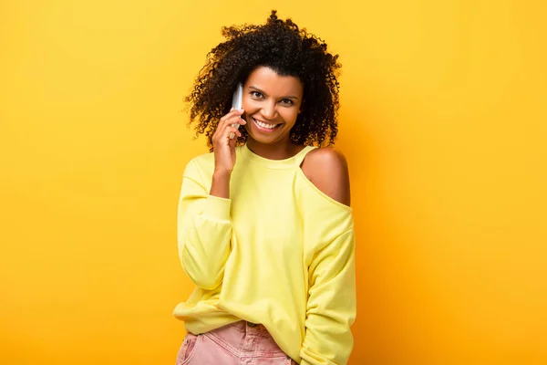 Mujer Afroamericana Complacida Hablando Teléfono Inteligente Amarillo — Foto de Stock